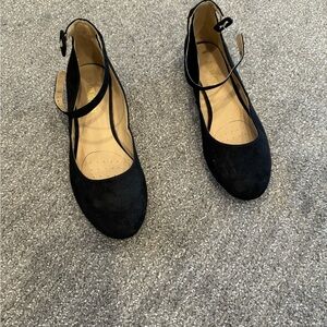 Dream Pairs faux suede flat, size 9